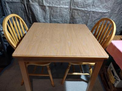 KITCHEN TABLE WITH 2 OAK CHAIRS