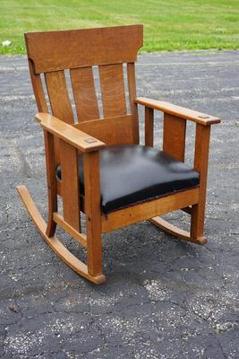EARLY 1900'S ARTS AND CRAFTS QUARTER SAWN OAK ROCKER