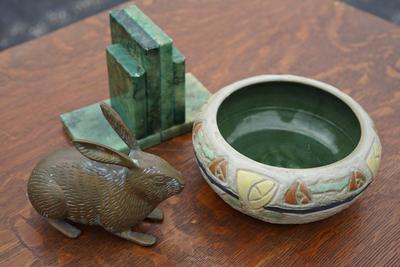VINTAGE DECORATIVE GROUPING BRASS RABBIT, ONYX BOOKENDS / POTTERY BOWL