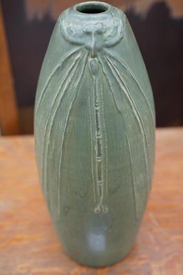 EPHRAIM POTTERY VASE DRAGONFLY , GREEN SIGNED KEVIN HICKS