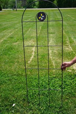 WIRE GARDEN TRELLIS WITH GLASS DISC