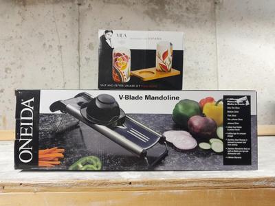 Kitchen gadgets- New Vida salt & pepper shaker set and V blade Mandoline slicer