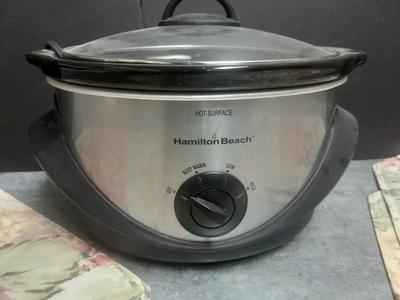 Three-piece Hamilton Crockpot with four placemats