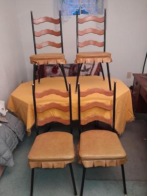 Diningroom table with 4 matching Howell chairs, and tablecloth.
