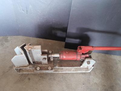 Bottle jack log splitter