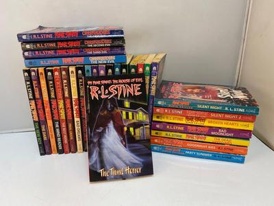Huge R.L. STINE Fear Street Series Book Lot Young Adult Triller Horror Fiction Paperback Books 1990s