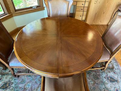 SOLID WOOD DINING TABLE WITH 1 LEAF AND 5 WOOD FRAMED LEATHER CHAIRS