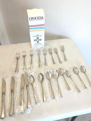 New 1988 Oneida Stainless Flatware Set - 20 Pieces