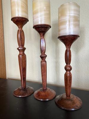 3 METAL STAGGERING CANDLE HOLDERS AND A DECORATIVE BOWL