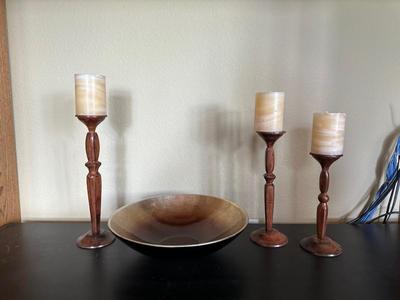 3 METAL STAGGERING CANDLE HOLDERS AND A DECORATIVE BOWL