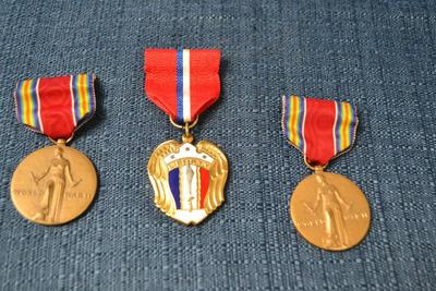 LOT 391 US MILITARY MEDALS