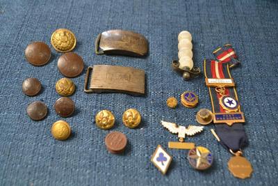 LOT 418 MILITARY ITEMS, BUCKLES, PINS, BUTTONS