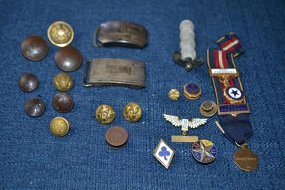 LOT 418 MILITARY ITEMS, BUCKLES, PINS, BUTTONS