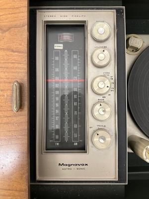 MAGNAVOX CONSOLE STEREO AND PHONOGRAPH