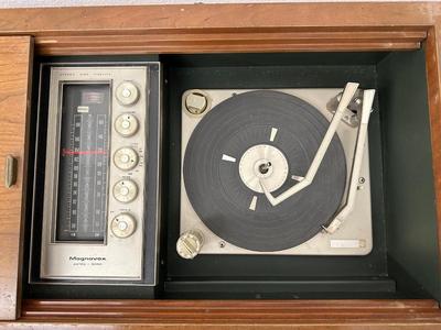 MAGNAVOX CONSOLE STEREO AND PHONOGRAPH