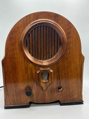 Vintage Old Style AM FM Tabletop Wood Radio | EstateSales.org