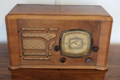 Truetone 1937 Radio