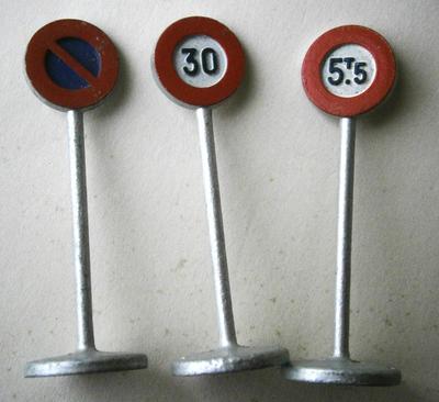 (11) Vintage Meccano DINKY TOYS INTERNATIONAL ROAD SIGNS