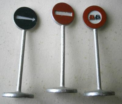 (11) Vintage Meccano DINKY TOYS INTERNATIONAL ROAD SIGNS