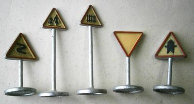 (11) Vintage Meccano DINKY TOYS INTERNATIONAL ROAD SIGNS