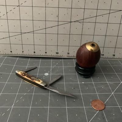 Schrade 2 Blade Pocket Knife with Stainless Razor Blade and VAN CORT Kaleidoscope Egg on Brass Stand