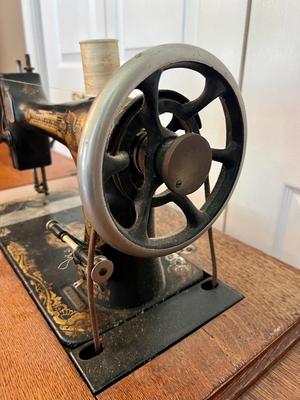 ANTIQUE SINGER SEWING MACHINE