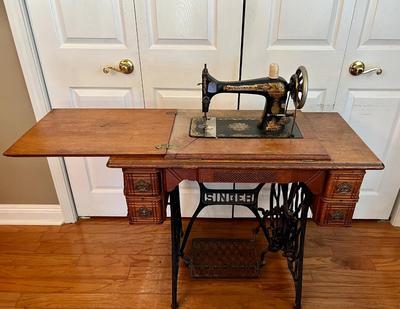 ANTIQUE SINGER SEWING MACHINE