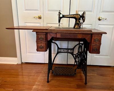ANTIQUE SINGER SEWING MACHINE
