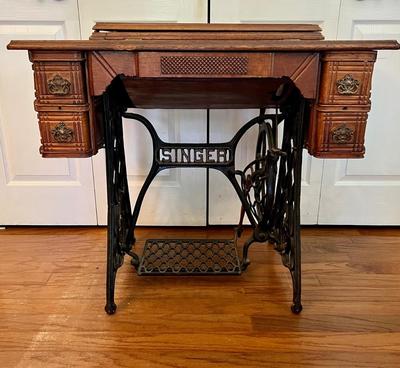 ANTIQUE SINGER SEWING MACHINE