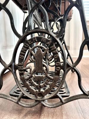 ANTIQUE SINGER SEWING MACHINE
