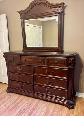 BROYHILL Dresser & Mirror