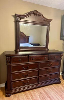 BROYHILL Dresser & Mirror