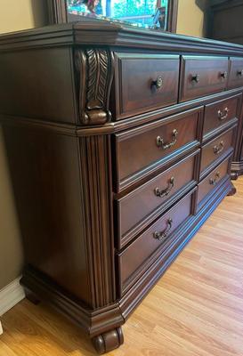 BROYHILL Dresser & Mirror