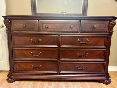 BROYHILL Dresser & Mirror