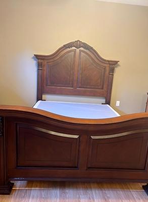 BROYHILL QUEEN SIZE SLEIGH BED & BOXSPRING