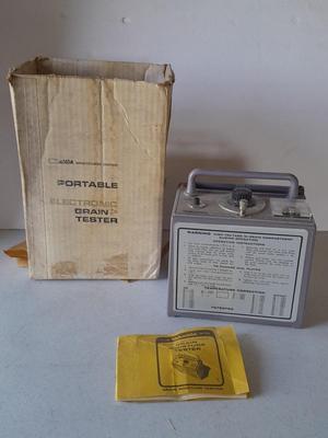 The Skuttle MT2 Electronic portable Grain moisture tester with instruction book