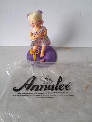 Annalee collectible doll, Annalee doll society Logo kid 1999-2000
