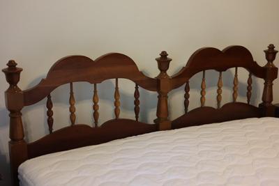 Beautiful Early American Style Cherry Queen Bed Frame W/ Mattress