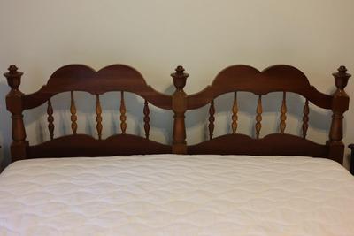 Beautiful Early American Style Cherry Queen Bed Frame W/ Mattress