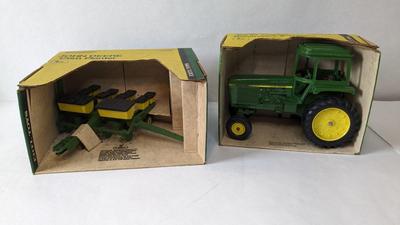 Ertl Blueprint Replica Corn Planter and Generation II Tractor In Box