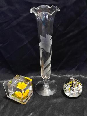 Beautiful etched glass Daffodil vase with two art deco MCM paper weights