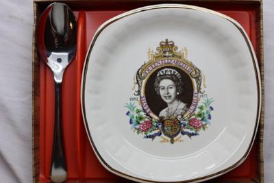 Palissy Porcelain Plate of Queen Elizabeth W/ Stainless Spoon & (2) Buckingham Palace Tea Towels