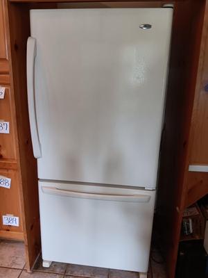 Working Amana Refrigerator with bottom freezer