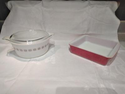 Two Pyrex baking dishes Town & Country with lid and pink brownie dish