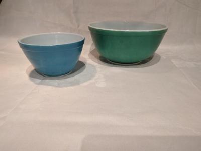 Two Pyrex nesting bowls