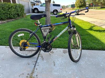 MEN'S MAGNA MOUNTAIN BIKE WITH HELMET