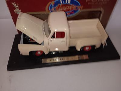 Collection Ford Pickup Die Cast metal 1:18 With box.