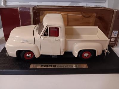 Collection Ford Pickup Die Cast metal 1:18 With box.