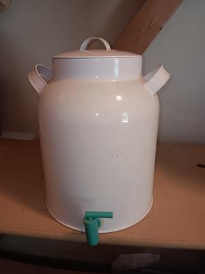 Enamel like beverage dispenser with lid