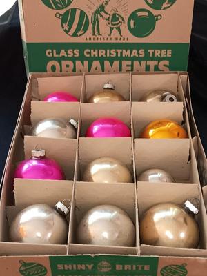 Shiny Brite Christmas ornament glass bulbs in Collectible box Vintage Christmas